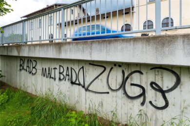 Orthografisch etwas wackelig und deshalb mit Korrektur kündigt der Graffiti-Sprayer „Blad3“ an der Stützmauer der Olbernhauer Umgehungsstraße an, bald auch Züge beschmieren zu wollen.