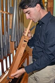 Im Orgelprospekt checkt Kaufmann die Spielbereitschaft der Pfeifen.