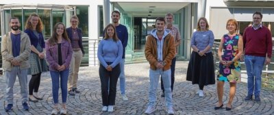 Die Pflegekräfte aus Portugal und Vertreter der Zeisigwaldkliniken Bethanien am ersten Arbeitstag vor dem Krankenhaus.