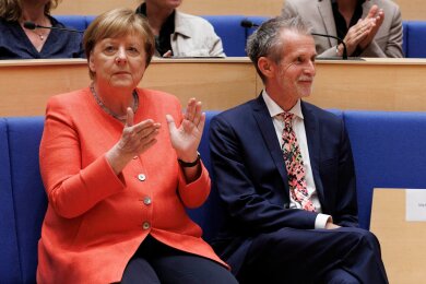 Ex-Kanzlerin Angela Merkel hielt bei der "Hommage" der Konrad-Adenauer-Stiftung die Laudatio für Schauspieler Ulrich Matthes (r).