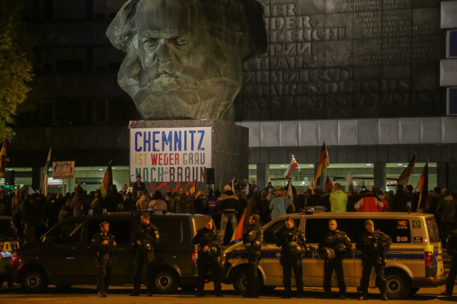 Im Stadtzentrum haben sich am Freitagabend erneut mehrere Hundert Menschen zu einer Demonstration der rechten Vereinigung Pro Chemnitz versammelt.