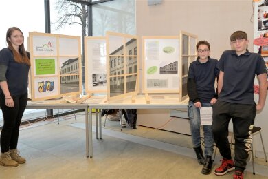 Der 15-jährige Ian (rechts) und der 13-jährige Marco gehören zu den Jugendlichen aus Brand-Erbisdorf, die zum dortigen Jugendwerkhof geforscht haben. Aline Marschner leitet das Kinder- Jugend- und Familienzentrum JUFZ. Nicht im Bild die bisherige Leiterin Heike Lorenz. Im Holz-Fensterrahmen das Gebäude des Jugendwerkhofs.