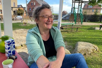 Auf einen Kaffee mit Ina Meyer am frisch herausgeputzten Rotschauer Spielplatz - die Vorsitzende des Heimatvereins Rotschau bewegt was in ihrem Dorf, bringt mit ihrem Vorstand Menschen zusammen und steckt voller Ideen für ein gelingendes Miteinander von Jung und Alt.