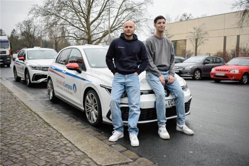Ben Gröser (r.) aus Dresden musste nach der Anmeldung sieben Monate warten, bis er mit der Fahrschule beginnen konnte. Fahrlehrer Patrick Palme macht ihn fit für die praktische Prüfung. 