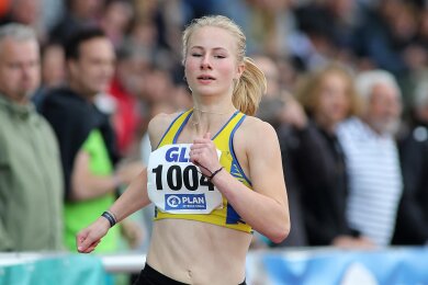 Pia Ulbricht von der LG Mittweida winkt nach 2023, als sie in Rostock am Start war, die nächste Teilnahme an der Deutschen Jugendmeisterschaft. Über 200 Meter knackte sie die Norm.