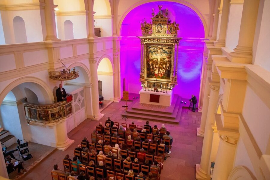 Mit einem Gottesdienst wurde am Sonntagnachmittag in der Schlosskirche das Festjahr eingeläutet. Von der Kanzel predigte Landesbischof Tobias Bilz.