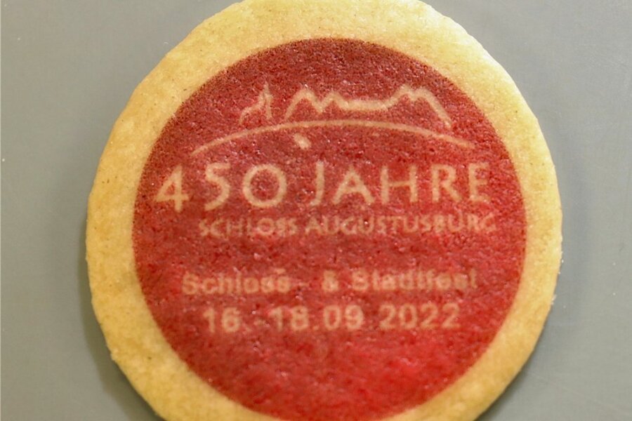450 Jahre Schloss Augustusburg: Das Jubiläum gibt es auch zum Vernaschen - Das Jubiläumslogo schmückt die Kekse, die die Gäste auch im Museumsshop kaufen können.