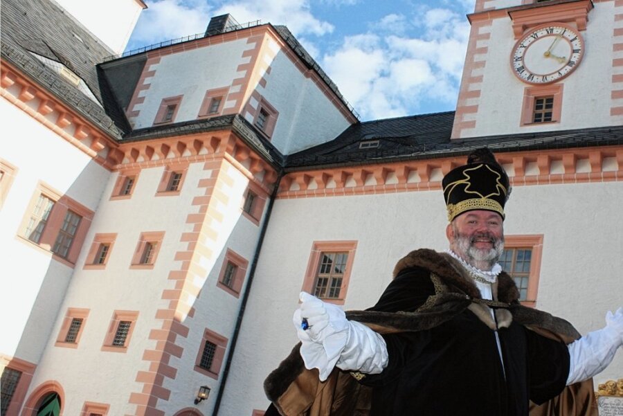 450 Jahre Schloss Augustusburg: Jörg Einert spielt nun Kurfürst August von Sachsen - Jörg Einert residiert zum 450-jährigen Jubiläum auf Schloss Augustusburg als Kurfürst August von Sachsen. Die Verwandlung dauert gut eine halbe Stunde, denn sein Gewand besteht aus acht Einzelteilen.