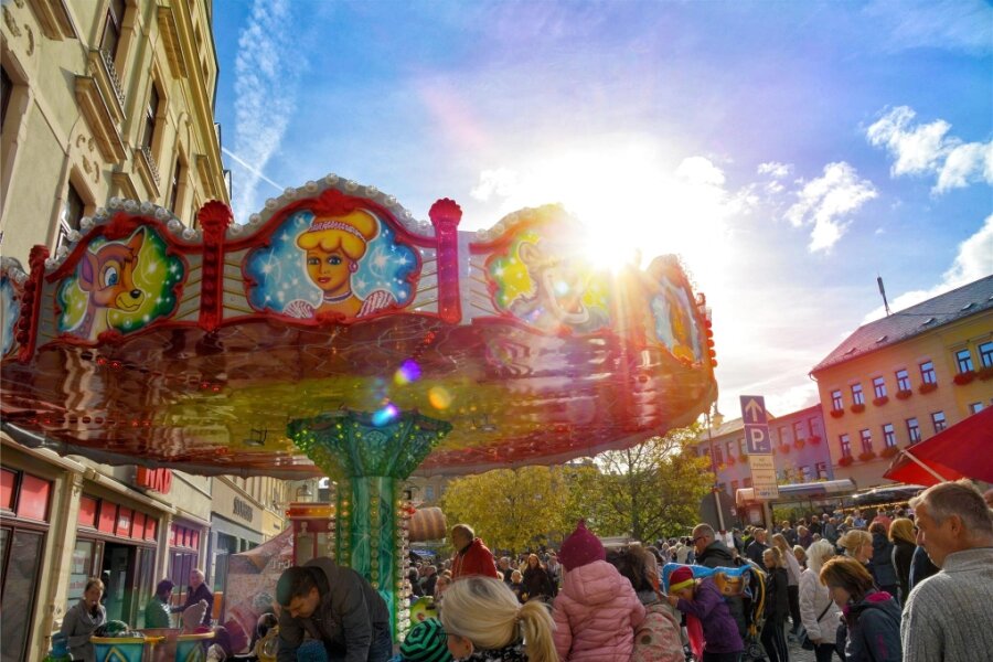 459 Teilnehmer zählt die Umfrage zur Zukunft des Reichenbacher Bürgerfestes bislang - Kinderkarussell auf dem Markt bei einem der vergangenen Bürgerfeste.