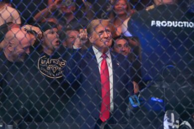 Trump hinter Gittern? Hier besucht der ehemalige US-Präsident einen UFC-Käfigkampf.