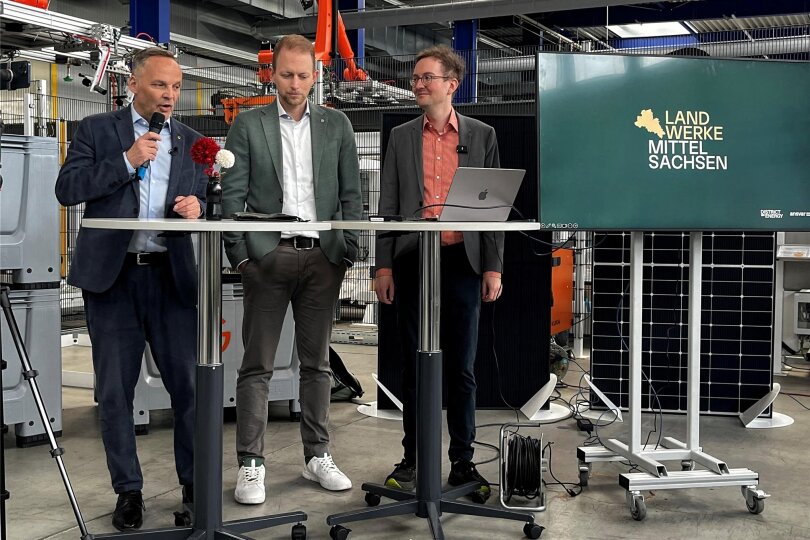 Pressekonferenz am 5. April 2024 bei Meyer Burger in Freiberg (v.l.): Landrat Dirk Neubauer, der Vertriebsleiter von Meyer Burger, Sven Stoffers und Felix Rodenjohann von Ansvar 2030.