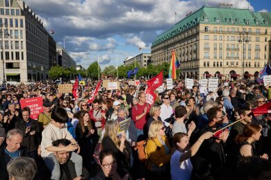 Nach dem Angriff auf den SPD-Europaabgeordneten Ecke findet vor dem Brandenburger Tor eine Solidaritätskundgebung statt.
