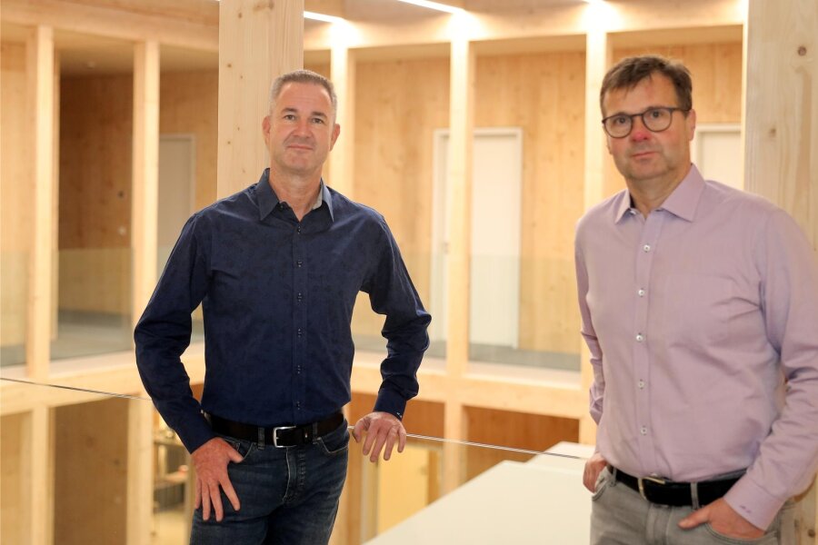 Die Chefs der Kältepunkt Plus GmbH André Buder (l.) und Michael Frenzel im neuen Firmensitz.