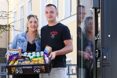 Karoline Launicke und Marius Kurzke (Burger 25) betreiben den Snackautomaten an der Adorfer Zentralschule.