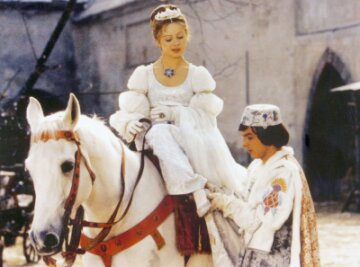 Der Prinz (Pavel Trávnícek) passt Aschenbrödel (Libuse Safránková) den verlorenen Schuh an - eine Szene aus "Drei Haselnüsse für Aschenbrödel".