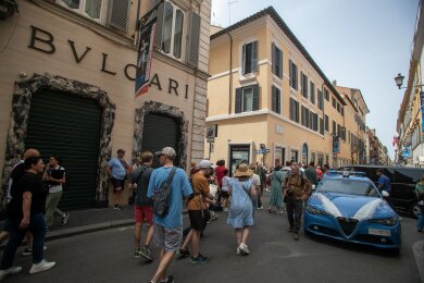 Bei einem spektakulären Juwelenraub in Rom hat eine Bande von unbekannten Einbrechern in der Nacht zum Sonntag mehr als eine halbe Million Euro Beute gemacht.