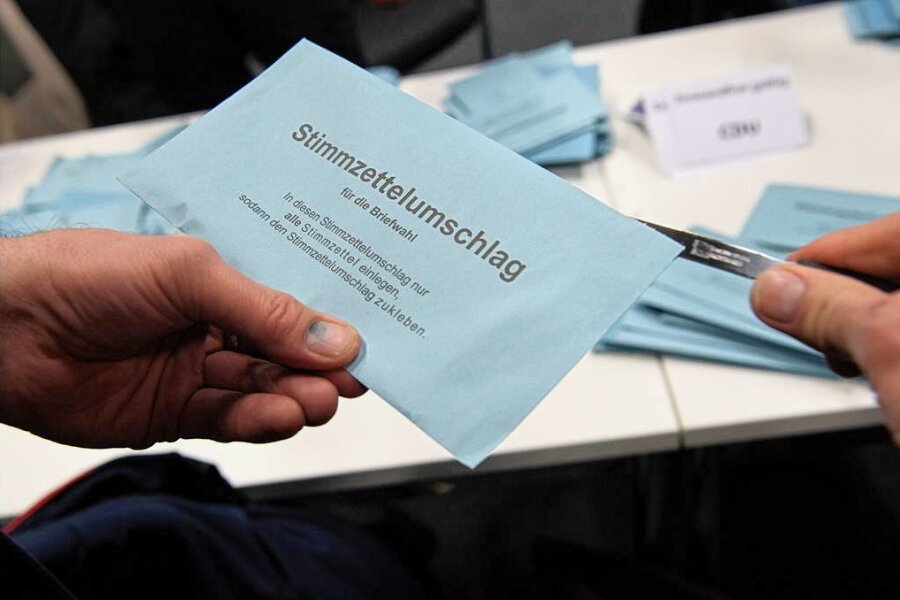 466 Wahlbriefe und die Folgen: Berlin zählt schon wieder - Ein Wahlhelfer öffnet in Berlin nach der wiederholten Wahl den Stimmzettelumschlag eines Briefwählers. 