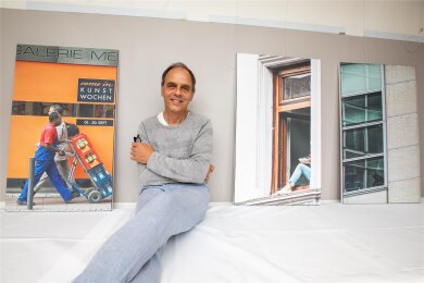 Der Schauspieler Jörg Simmat kann mehr, zum Beispiel fotografieren. Im Hintergrund Bilder seiner Ausstellung.