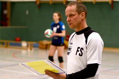 Coach Frank Sommer ist mit dem Volleyball verwachsen. Beim Spiel probiert er von der Seite so viel zu helfen wie möglich.