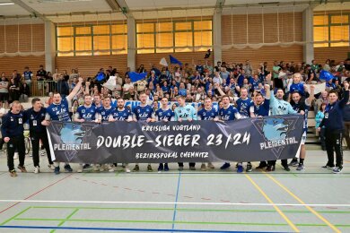 So sehen Sieger aus: Die Handballer des Ende 2022 gegründeten HC Pleißental feierten am Sonntagnachmittag in Fraureuth mit ihren Fans den Sieg im Bezirkspokal. Zuvor war die Mannschaft schon ohne Punktverlust durch die Kreisliga marschiert.