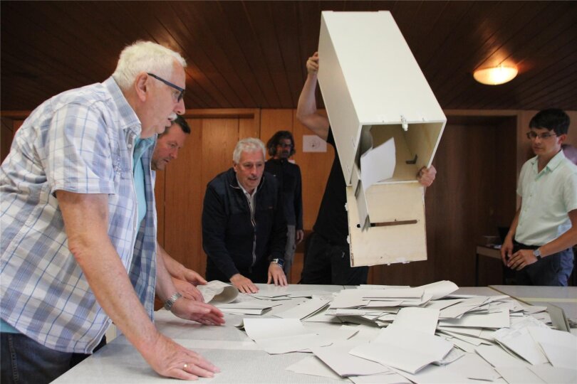 Die Wähler, wie hier in Schönheide, haben entschieden. Das Ergebnis der Kommunalwahl sorgt mancherorts für Verwunderung.