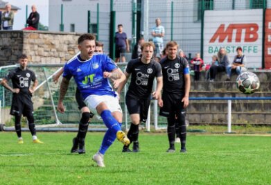 Auch den zweiten Elfmeter konnten die Gäste vom VfB Empor Glauchau II verwandeln: Tobias Rothe traf kurz nach dem Seitenwechsel zum vorentscheidenden 3:1. 