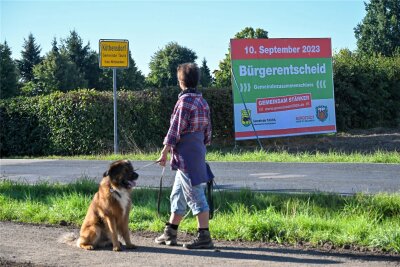 Auf Plakaten, hier am Ortseingang vom Tauraer Ortsteil Köthensdorf-Reitzenhain, wird für den Zusammenschluss geworben. Es gibt aber auch Gegner, die die Eingemeindung mit einer Plakataktion ablehnen.