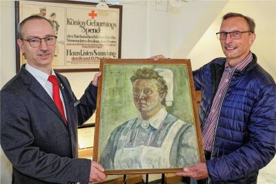 Rainer Prager (r.) vom Förderverein des August-Horch-Museums in Zwickau übergab André Uebe dieses Ölgemälde, das aus dem Jahr 1960 stammt und mit dem Namen "Ehrenberg" signiert ist.