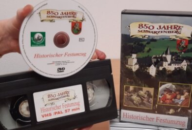 Den historischen Umzug anlässlich der 850-Jahr-Feier von Schwarzenberg konnte man bisher auf einer VHS-Videokassette nachvollziehen. Nun ist das per DVD möglich. Das Äußere der Hülle wurde beibehalten. 