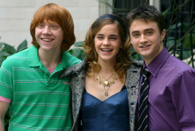 Oktober 2005: Die Jungschauspieler Daniel Radcliffe (r), Emma Watson und Rupert Grint stellen den Film 'Harry Potter and the Goblet of Fire' in London vor. (Archiv)