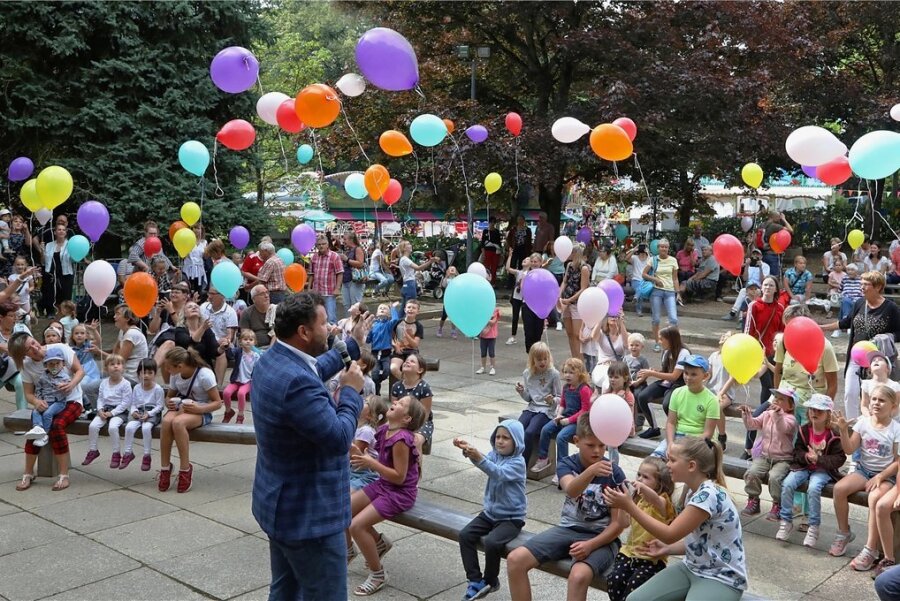 48. Bergfest in Hohenstein-Ernstthal: Kinderschar gibt mit bunten Luftballons den Startschuss  