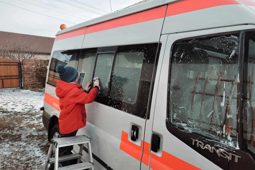 Bevor es am Freitag auf große Fahrt in Richtung Ukraine geht, wurde der aus Spenden finanzierte Rettungswagen von Simon Römer und seinem Sohn Martin noch einmal gründlich geputzt.