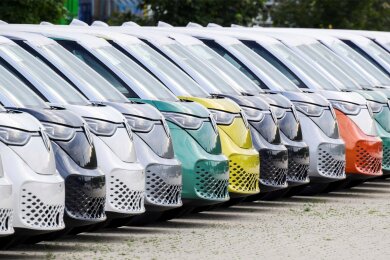 Fabrikneue ID.Buzz auf einem Werkshof von VW: Die Kaufzurückhaltung resultiert nicht nur aus dem gestrichenen Umweltbonus.