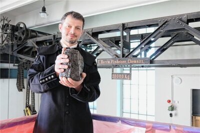 Jan Färber, Leiter des Bergbaumuseums Oelsnitz, hält ein echtes Stück Kohle in den Händen. Es wiegt rund ein Kilogramm. Die Leuchtkohle für Besucher soll leichter sein. 