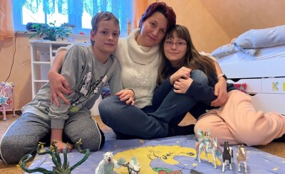 Anita Hübner heute mit ihren beiden Kindern Niclas und Katharina, die nun zehn Jahre alt sind. 