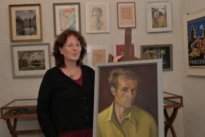 Museumsleiterin Susann Gramm in der kleinen Ausstellung mit einem Selbstbildnis von Heinz Thuss.