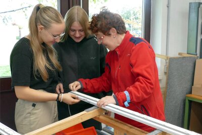 Die Schülerinnen Annabel Schilde und Helene Olbrecht lassen sich von Katja Ahnert (v. l.) die Arbeit erklären.