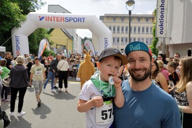 Marco Tegler (34) und sein Sohn Gregor (4) sind zusammen beim Stadtlauf Meerathon gestartet. Der Leipziger ist Lehrer an der Goetheschule und hat den Lauf mehrfach absolviert, um seine Schüler auf der Strecke zu unterstützen.