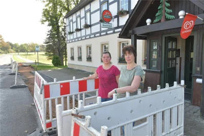 Die Gaststätte „Buschhaus“ liegt an der Straße zwischen Frauenstein und Neuhermsdorf, die derzeit in Teilabschnitten saniert wird. Inhaberin Silvia Sommerschuh und ihre Tochter Julia halten sich während der Bauzeit mit Feiern am Wochenende in der Gaststätte und in der Wochen mit Essenauslieferungen über Wasser.
