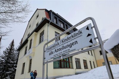 Das Schild ist noch da, die Kinderklinik jedoch geschlossen - "vorübergehend und bis auf Weiteres", wie die Geschäftsleitung stets betont. Mit einem Offenen Brief will der Verein Werkstatt Zukunft Lichtenstein die Debatte befeuern: Ziel sei eine "Wiedereröffnung von Kinder- und Geburtsklinik noch im Jahr 2023".