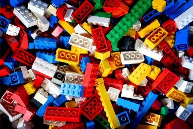 Aus Lego-Bausteinen sollen fantasievolle Spielplätze entstehen.