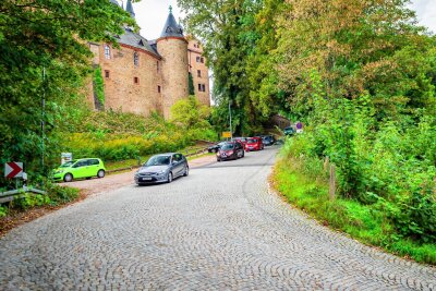 Der Burgberg, die Straße, die an der Burg Kriebstein vorbei führt, gilt mit einer stellenweisen Steigung von 24 Prozent als steilste Straße Sachsens.