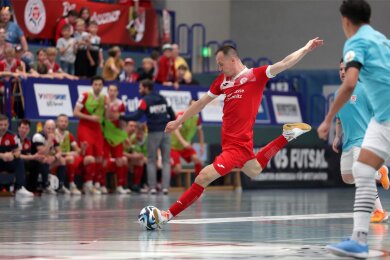 Die Futsal-Spieler von HOT 05 mit Dmytro Sorokin (im Halbfinale gegen Regensburg beim Schuss) können mit einem Heimsieg am kommenden Samstag gegen Weilimdorf ein drittes Finalspiel erzwingen.