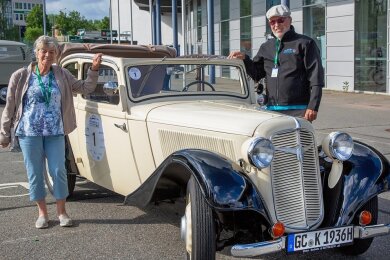 Petra und Klaus-Dieter Hessel aus Meerane führten mit dem Adler Trumpf Junior Startnummer 1 die Oldtimer-Rallye durch die Region an. 