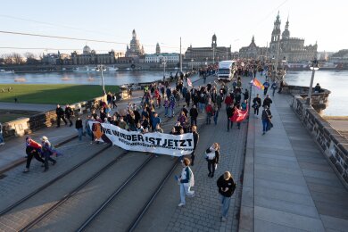 Teilnehmer einer Großkundgebung für Demokratie und gegen Rechtsextremismus gehen über die Augustusbrücke. Mit der Demonstration wollen die Teilnehmer ein Zeichen des Widerstands gegen rechtsextreme Umtriebe setzen.