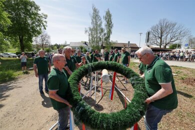 Die Mitglieder vom Obst- und Gartenbauverein haben am Mittwoch erstmals den Maibaum in Dennheritz aufgestellt.