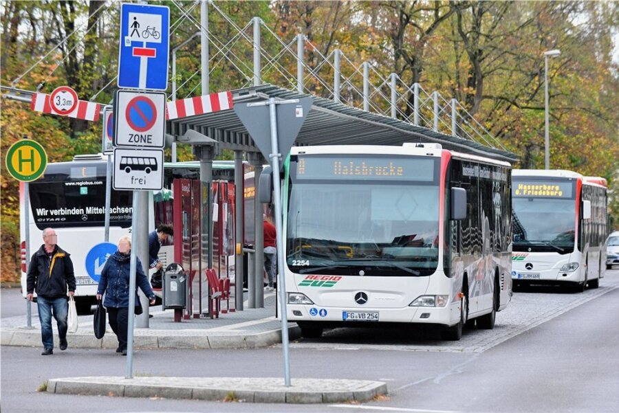 49-Euro-Ticket: Gelingt die Verkehrswende in Mittelsachsen? - Pauschal 49 Euro im Monat: Ob dafür mehr Menschen das Auto stehen lassen und lieber wie hier am Busbahnhof am Wernerplatz in Freiberg zusteigen, ist noch nicht abzusehen. 