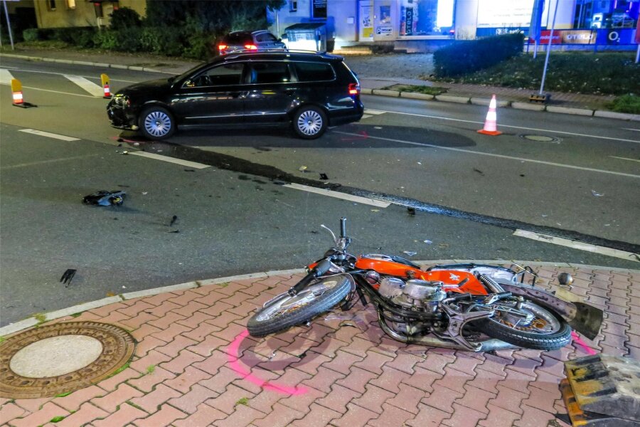 49-jähriger Motorradfahrer bei Unfall in Aue schwer verletzt - Ein Motorradfahrer wurde bei einem Unfall am Samstagabend in Aue schwer verletzt.