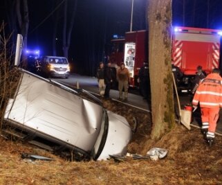 49-Jähriger prallt mit Auto gegen Baum - Die Bärensteiner Straße musste wegen des Unfalls gesperrt werden. 