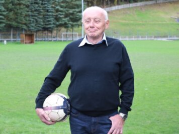 49 Jahre Vereinsarbeit bringen Gold - Friedhelm Krasselt ist beim SV Grün-Weiß Breitenau seit 1972 ehrenamtlich tätig. Er hat die Ehrennadel des LSB in Gold erhalten.